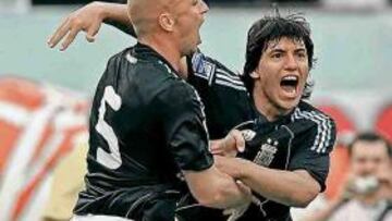 <b>ALEGRÍA. </b>Cambiasso celebra con el Kun su gol ante Uruguay.