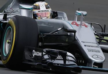 Hamilton grabs dramatic pole ahead of Rosberg