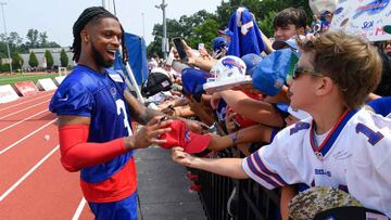 Damar Hamlin firma autógrafos tras el primer día de entrenamientos en el Training Camp de los Bills