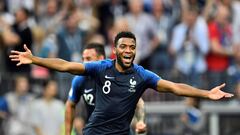 France&#039;s forward Thomas Lemar celebrates  at the end of the Russia 2018 World Cup final football match between France and Croatia at the Luzhniki Stadium in Moscow on July 15, 2018. / AFP PHOTO / CHRISTOPHE SIMON / RESTRICTED TO EDITORIAL USE - NO MO