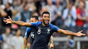 France's forward Thomas Lemar celebrates at the end of the Russia 2018 World Cup final football match between France and Croatia at the Luzhniki Stadium in Moscow on July 15, 2018. / AFP PHOTO / CHRISTOPHE SIMON / RESTRICTED TO EDITORIAL USE - NO MO