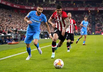 Yannick Carrasco y Yuri Berchiche.