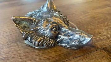 Una mujer compra un tarjetero de los años setenta por 2 euros y dos palabras en su reverso disparan su valor: “Lo cambia todo”