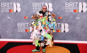 Teddy Swims posa en la alfombra de los Brit Awards 2025.