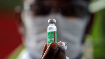-FOTODELDIA-AME968. RÍO DE JANEIRO (BRASIL), 23/01/2021.- Un enfermero prepara hoy una dosis de la vacuna de la Universidad de Oxford y AstraZeneca contra la covid-19, durante el inicio de la campaña de inmunización en la sede de la Fundación Oswaldo Cruz (Fiocruz), el mayor centro de investigación en salud de América Latina, que será responsable por la producción en territorio brasileño, en Río de Janeiro (Brasil). Dos epidemiólogos que han liderado el combate de la covid-19 en Brasil fueron los primeros en ser inmunizados en el país, en un acto simbólico este sábado en Río de Janeiro, con la vacuna desarrollada conjuntamente por la Universidad de Oxford y el laboratorio anglo-sueco AstraZeneca. EFE/ FABIO MOTTA