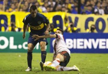 BAS217. BUENOS AIRES (ARGENTINA), 14/05/2015.- Cristian Pavón (i) de Boca Juniors disputa el balón con Matías Kranevitter de River Plate hoy, jueves 14 de mayo de 2015, durante un partido por los octavos de final de la Copa Libertadores, en el estado de Boca Juniors en Buenos Aires (Argentina). EFE/Iván Fernández