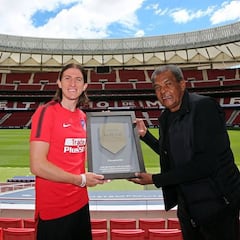Filipe Luis recibió su placa por los 300 partidos en el Atlético