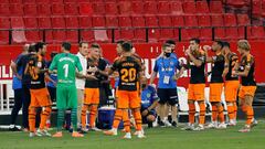 Los jugadores del Valencia, en Sevilla.