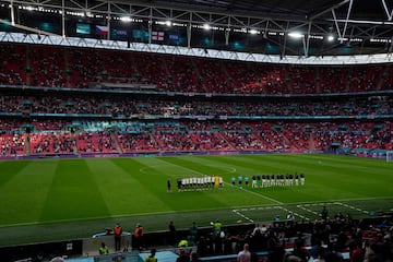 Formación de las selecciones de República Checa e Inglaterra en el estadio de Wembley.