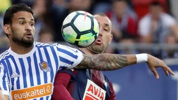 El defensa del Eibar, Iván Ramis, pelea el balón con el delantero brasileño de la Real Sociedad, Willian José.