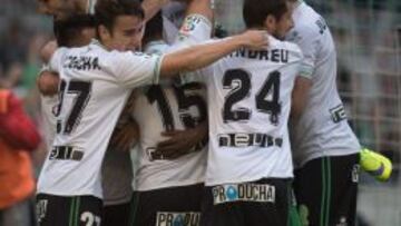 Los jugadores del Racing celebran el gol marcado.
