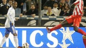 <b>DISPARO DECISIVO. </b>Gabi dispara ante la atenta mirada de Sinama y Ander en la jugada que acabaría con el 1-0.