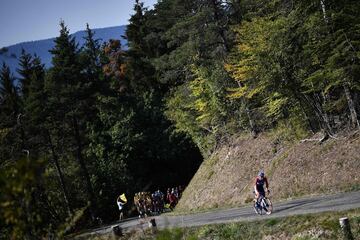 El ciclista italiano del Team Total Direct Energie Niccolo Bonifazio lidera el pelotón durante un ascenso en la 15ª etapa del Tour de Francia, entre Lyon y Grand Colombier.