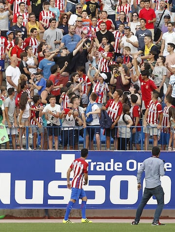 Todas las imágenes del primer día de Gaitán de rojiblanco