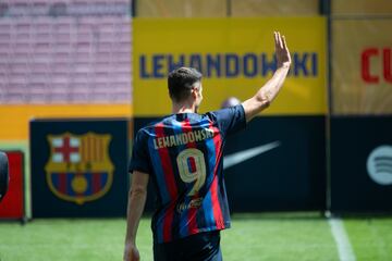 El delantero polaco ha sido presentado en el Camp Nou como nuevo jugador del Fútbol Club Barcelona.