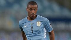 Uruguay&#039;s Nicolas de la Cruz passes the ball during the Conmebol Copa America 2021 football tournament group phase match against Bolivia at the Arena Pantanal Stadium in Cuiaba, Brazil, on June 24, 2021. (Photo by DOUGLAS MAGNO / AFP)