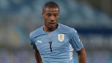 Uruguay&#039;s Nicolas de la Cruz passes the ball during the Conmebol Copa America 2021 football tournament group phase match against Bolivia at the Arena Pantanal Stadium in Cuiaba, Brazil, on June 24, 2021. (Photo by DOUGLAS MAGNO / AFP)