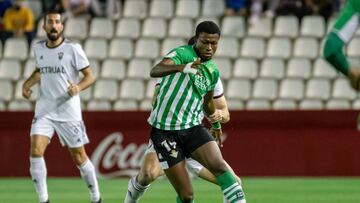 Momento del partido entre el Albacete y el Betis Deportivo.