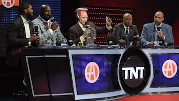 Shaquille O&#039;Neal y Charles Barkley, junto a m&aacute;s colaboradores de la TNT, durante un programa.