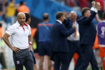 Sin embargo, Holanda puso fin al inicio ganador de Chile en Brasil 2014. Los naranjos derrotaron por 2-0 a La Roja, quien en octavos de final - por tercera edición consecutiva- enfrentó a Brasil.