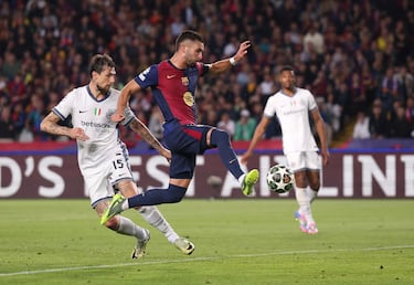 2-2. Pedri cuelga el balón al área para Raphinha,que la deja con la cabeza para la llegada de Ferran Torres, que no perdona y supera a Yann Sommer.