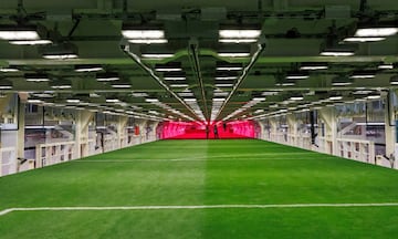 Las planchas que permiten guardar el césped en el hipogeo es uno de los elementos estrella de la remodelación del Bernabéu. El conjunto blanco ha publicado nuevas fotografías de dichas planchas para ver los entresijos del mecanismo.