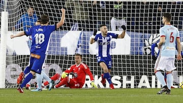 GRAF3940. VITORIA, 03/02/2018.- El centrocampista de Deportivo Alavés Alfonso Pedraza (2-d) celebra tras marcar el primer gol ante el Celta de Vigo, durante el partido de Liga en Primera División disputado esta tarde en el campo de Mendizorr
