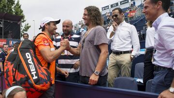 Fernando Belasteguín, número uno del mundo, saluda al exjugador del Barcelona, Carles Puyol.