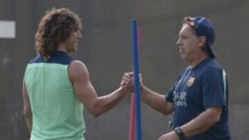 CUENTA CON &Eacute;L. Puyol se saluda, al inicio del entrenamiento de ayer, con el Tata Martino.