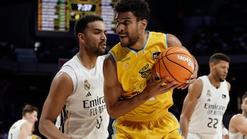 MADRID, 05/10/2025.- El ala-pívot del Real Madrid Trey Lyles (i) se enfrenta a Louis Labeyrie (d), del Dreamland Gran Canaria, durante el partido de la Liga Endesa de baloncesto en el pabellón Movistar Arena, este domingo en Madrid. EFE/ Sergio Pérez