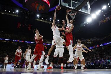 El ala-pívot Pierre Oriola  entra a canasta ante la oposición del turco Furkan Korkmaz.