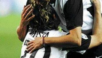 <b>ESTRELLA Y GOLEADOR</B>. Aimar, la estrella que rompió el partido con un juego de altos vuelos, se abraza a Mista el bigoleador de la noche.