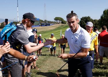 El exfutbolista galés Gareth Bale saluda a los aficionados durante el torneo. 