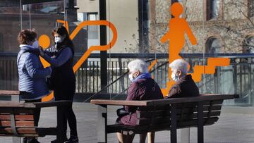 1-2-2021. Terrassa. Abuelas descansando en un banco. La crisis del coronavirus. © Foto: Cristobal Castro.