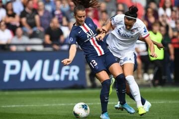 Lucy Bronze, del Lyon, pelea un bal&oacute;n. 