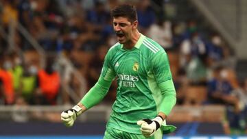 Courtois celebra el triunfo del Madrid ante el Inter en San Siro.