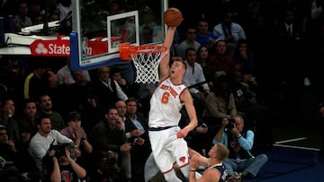 NY001. NUEVA YORK (ESTADOS UNIDOS), 30/10/2017.- El jugador Kristaps Porzingis (i) de los New York Knicks encesta hoy, lunes 30 de octubre de 2017, durante el partido de baloncesto de la NBA entre los Denver Nuggets y los New York Knicks en el Madison Square Garden en Nueva York (EE.UU.). EFE/PETER FOLEY