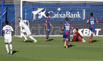 Benzema marca el definitivo 0-2 al Levante. 













