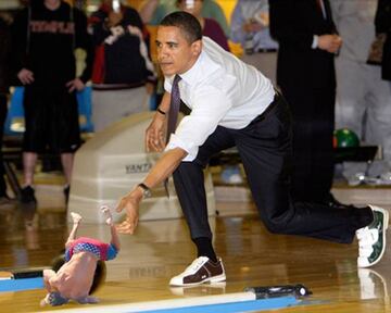 Barack Obama utiliza al nuevo vigilante de la playa en la bolera.