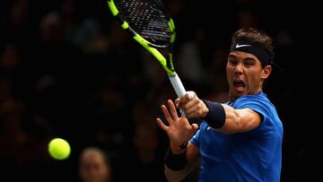 Rafa Nadal devuelve una bola ante Hyeon Chung durante su partido de segunda ronda en el Rolex Par&iacute;s Masters.