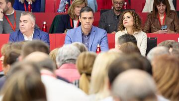 El secretario general del PSOE y presidente del Gobierno en funciones, Pedro Sánchez (c), preside la reunión del Comité Federal, en la sede del PSOE, a 28 de octubre de 2023, en Madrid (España). El PSOE ha convocado hoy una reunión extraordinaria del Comité Federal para consultar con la militancia el acuerdo de Gobierno alcanzado con Sumar de cara a un posible Ejecutivo de coalición. La convocatoria llega después de que los máximos responsables de PSOE y Sumar hayan sellado un acuerdo de coalición con el que pretenden completar una legislatura de cuatro años. Para que haya Gobierno, sin embargo, es necesario el voto favorable de otros grupos parlamentarios, entre ellos los partidos independentistas –ERC y Junts– que reclaman, entre otras cosas, la aprobación de una amnistía a los implicados en el 'procés'.
28 OCTUBRE 2023;COMITÉ;COMITÉ FEDERA;MILITANTES;
Jesús Hellín / Europa Press
28/10/2023