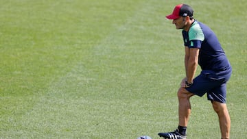 El  nuevo entrenador del Athletic Club de Bilbao, Ernesto Valverde este miércoles en pretemporada en las instalaciones de Lezama.
