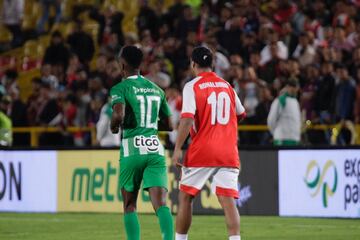 La fiesta en El Campín que disfrutó de la magia de Ronaldinho en el partido entre Santa Fe y Nacional, en el que se le rindió homenaje al brasileño que jugó con la '10' del equipo bogotano.