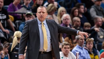 El entrenador de la NBA, Tom Thibodeau, durante un partido