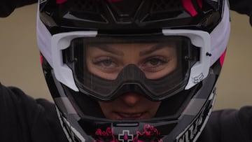 Gemma Corbera se coloca bien la m&aacute;scara del casco de MTB en Chile. 