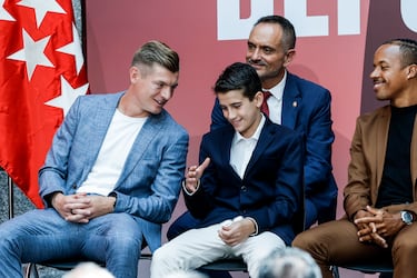 Toni Kroos y Helios Hidalgo charlan durante la entrega de premios. 
 