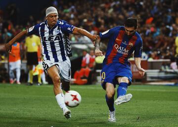 En verano de 2016, el Alav¨¦s se fij¨® en las canteras de los dos grandes de Madrid para reforzar su plantilla. Marcos Llorente y Theo Hern¨¢ndez hicieron el viaje Madrid ¨C Vitoria, y fue todo un ¨¦xito. El primero, canterano del Real Madrid, fue uno de los bastiones del Alav¨¦s finalista de Copa. Se gan¨® el pertenecer a la primera plantilla blanca y, tras dos a?os como madridista, sin muchos minutos, se march¨® al Atl¨¦tico de Madrid. Precisamente del Atleti sali¨® Theo, que se consagr¨® como uno de los laterales del futuro en Vitoria. Por ello, el Real Madrid se lo compra al Atleti. Tras una temporada como madridista donde no triunf¨®, pero gan¨® la Champions, se fue cedido a la Real, donde dio un rendimiento aceptable. Las ¨²ltimas 5 temporadas las ha pasado en el Milan, donde es uno de los mejores laterales zurdos del mundo.