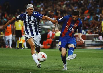 En verano de 2016, el Alavés se fijó en las canteras de los dos grandes de Madrid para reforzar su plantilla. Marcos Llorente y Theo Hernández hicieron el viaje Madrid – Vitoria, y fue todo un éxito. El primero, canterano del Real Madrid, fue uno de los bastiones del Alavés finalista de Copa. Se ganó el pertenecer a la primera plantilla blanca y, tras dos años como madridista, sin muchos minutos, se marchó al Atlético de Madrid. Precisamente del Atleti salió Theo, que se consagró como uno de los laterales del futuro en Vitoria. Por ello, el Real Madrid se lo compra al Atleti. Tras una temporada como madridista donde no triunfó, pero ganó la Champions, se fue cedido a la Real, donde dio un rendimiento aceptable. Las últimas 5 temporadas las ha pasado en el Milan, donde es uno de los mejores laterales zurdos del mundo.