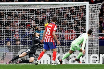 2-2. Centro de Raphinha y Ferran Torres, tras un gran desmarque, cabecea para batir a Jan Oblak.