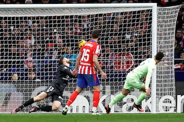 2-2. Centro de Raphinha y Ferran Torres, tras un gran desmarque, cabecea para batir a Jan Oblak.